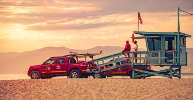 Santa Monica, Amerika Birleşik Devletleri - 24 Ekim 2016: günbatımında okyanusu izleyen cankurtaran ekibi.