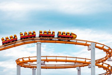 Santa Monica 'da hız treni. Arka planda bulutlar ve gökyüzü olan arabalara yaklaş. Kaliforniya, Amerika Birleşik Devletleri.