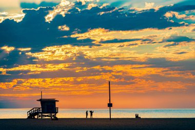 Santa Monica, Kaliforniya, Amerika Birleşik Devletleri 'nde gün batımında cankurtaran kulübesi.