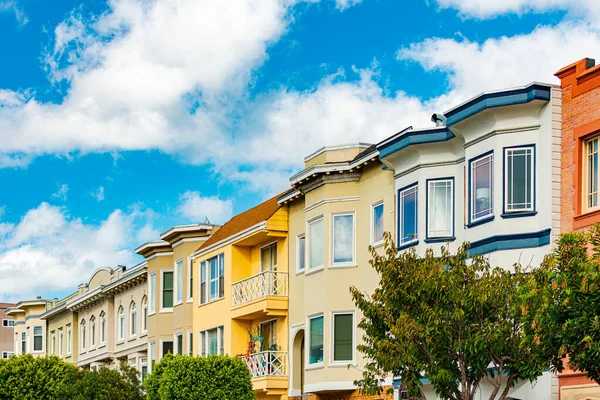 位于美国加利福尼亚州旧金山的老房子 背景为蓝天 — 图库照片