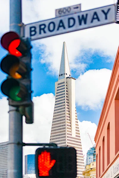 Bbroadway Street Sign San Francisco California Usa Transamerica Pyramida Budova — Stock fotografie