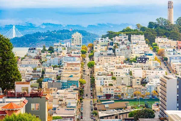 Widok Miasto San Francisco Wieżą Coit Niebieskie Zachmurzone Niebo Tle — Zdjęcie stockowe