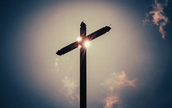 Holzkreuz Mit Sonne Himmel Und Wolken Hintergrund lizenzfreie Stockbilder