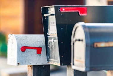 Kaliforniya 'da eski Amerikan metal posta kutuları.