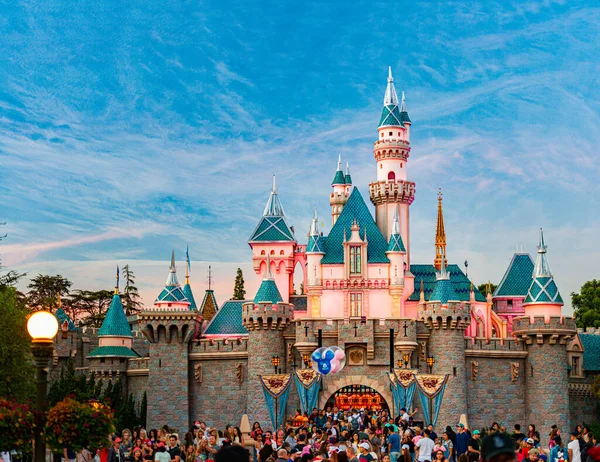 Anaheim, Amerika Birleşik Devletleri - 23 Ekim 2016: Disneyland 'de uyuyan güzelin efsanevi Disney kalesi
