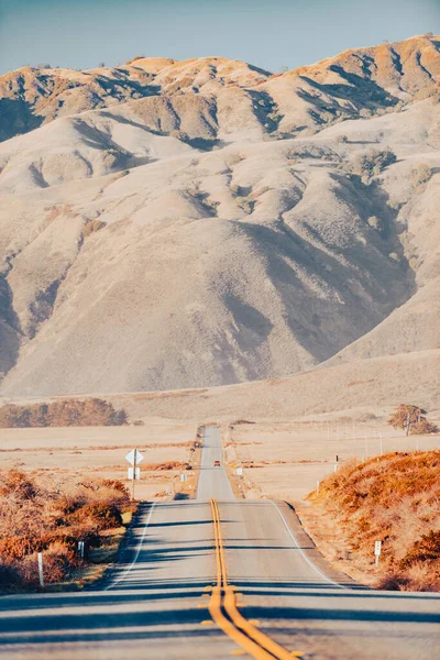 Kaliforniya Amerika Birleşik Devletleri Ndeki Big Sur Kıyısında Otoyol Arkaplanda — Stok fotoğraf