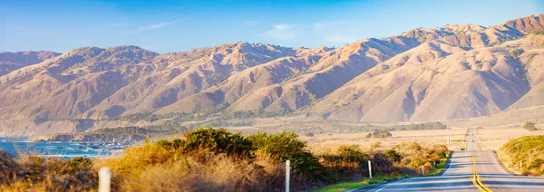 Kaliforniya Amerika Birleşik Devletleri Ndeki Big Sur Kıyısında Otoyol Arkaplanda — Stok fotoğraf