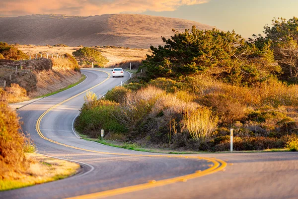 在美国加利福尼亚州大滨海海岸高速公路上的汽车 背景中的山脉 图库图片