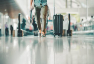 Yolcuyla birlikte havaalanı koridorunda. Modern tarz iç mekan. Seyahat ve turizm.
