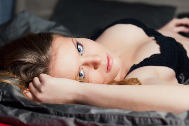 genç seksi güzel kadın iç çamaşırı döşeme