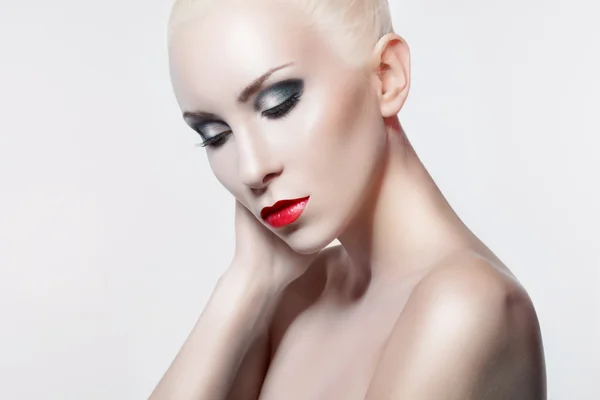 Гламурная женщина модель с сексуальным вечерним макияжем — стоковое фото