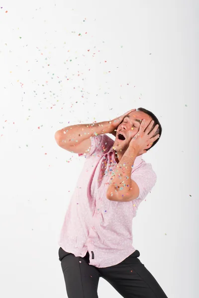Glücklicher Mann mit fliegendem Konfetti-Festschmuck — Stockfoto