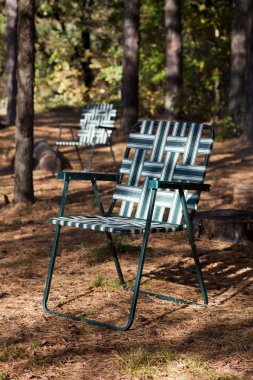 Mavi katlanabilir kamp sandalyesi