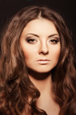 kadın manken glitter akşam makyajlı. uzun kıvırcık saçlar ile kız.