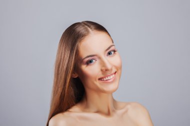 seksi beyaz genç kadının güzel bir gülümseme ile yakın çekim portre