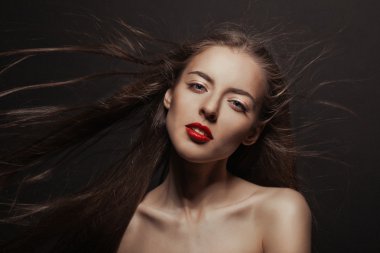 Kırmızı dudaklar ile güzel bir kadın