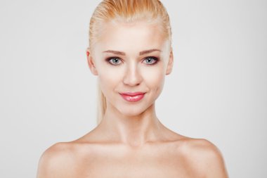 yakın çekim portre duygusallık güzel sarışın kadın modeli yüz moda makyaj ile