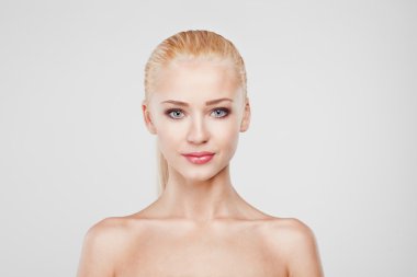 yakın çekim portre duygusallık güzel sarışın kadın modeli yüz moda makyaj ile