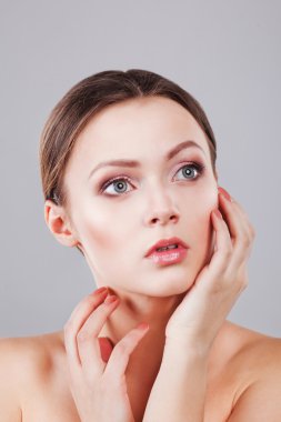 güzel genç kadın yüzü ile taze temiz ten