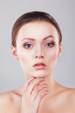 güzel genç kadın yüzü ile taze temiz ten