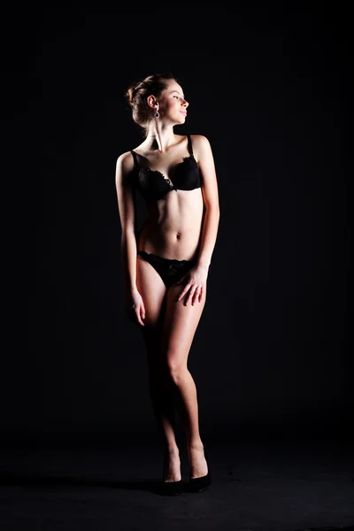 Studio fotografii sexy kobieta w czarnej bieliźnie czarnym tle — Zdjęcie stockowe