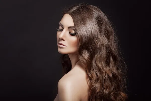 kadın manken glitter akşam makyajlı. uzun kıvırcık saçlar ile kız.