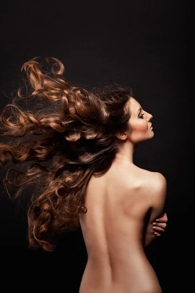 Foto de moda de mujer desnuda hermosa con pelo magnífico —  Fotos de Stock