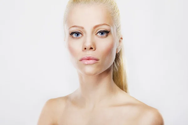Jovem mulher bonita com belos cabelos loiros no fundo branco — Fotografia de Stock