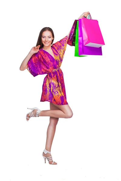 Mulher encantadora com sacos de compras sobre branco — Fotografia de Stock