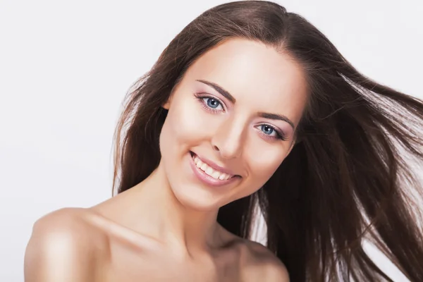 Nahaufnahme Porträt einer sexy kaukasischen jungen Frau mit schönem Lächeln — Stockfoto