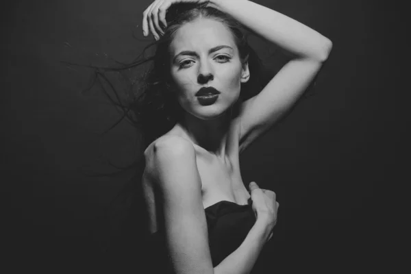 Foto av vacker ung kvinna. det svartvita fotot — Stockfoto