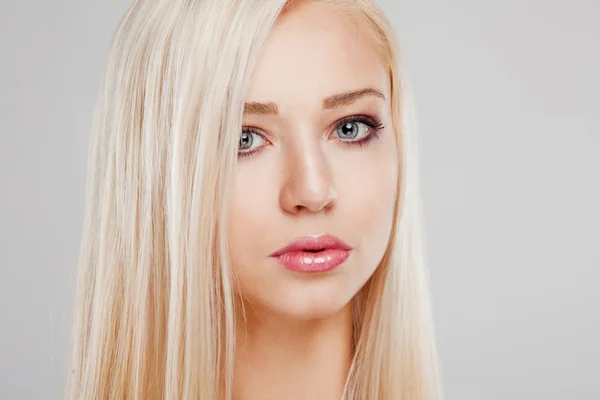 Nahaufnahme Porträt der Sinnlichkeit schöne blonde Frau Modell Gesicht mit Mode Make-up — Stockfoto