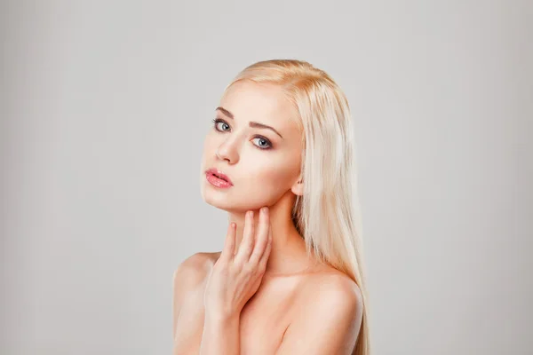 Närbild porträtt av sensualitet vacker blond kvinna modell ansikte med mode smink — Stockfoto