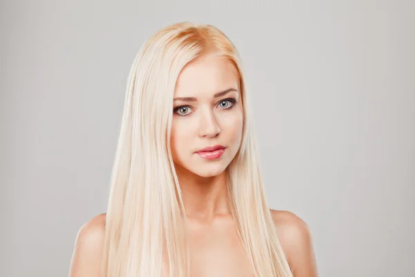 Крупним планом портрет чуттєвості красива блондинка модель обличчя з модним макіяжем — стокове фото