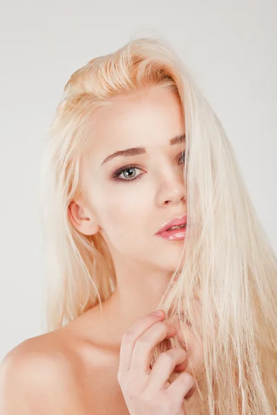 Gros plan portrait de sensualité belle femme blonde mannequin visage avec maquillage de mode — Photo