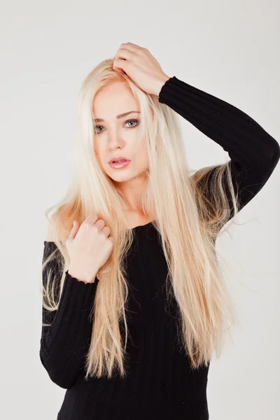 Junge schöne sexy blonde Mädchen auf weißem Hintergrund — Stockfoto