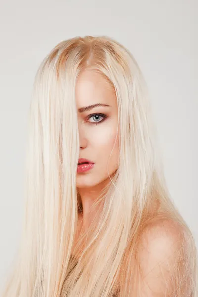 Gros plan portrait de sensualité belle femme blonde mannequin visage avec maquillage de mode — Photo