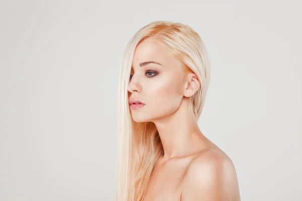 Gros plan portrait de sensualité belle femme blonde mannequin visage avec maquillage de mode — Photo