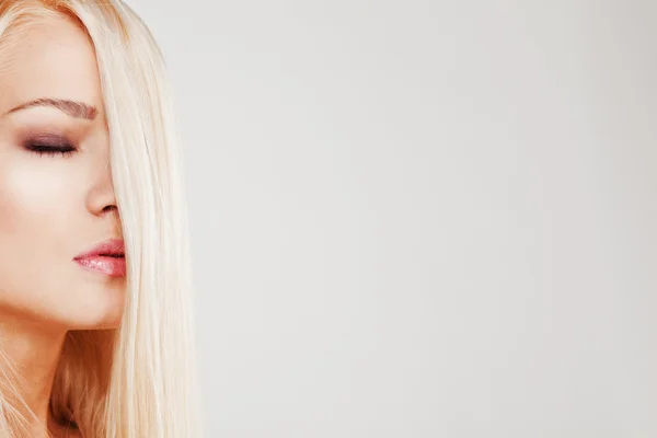 Szczegół portret zmysłowości piękny blond kobieta makijaż moda model twarz — Zdjęcie stockowe