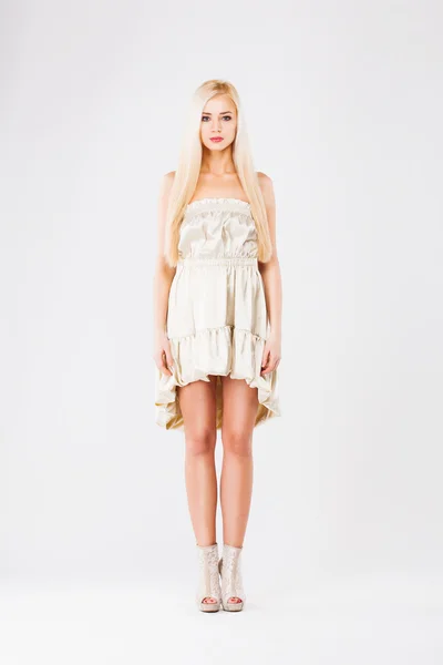 Sexiga vackra unga blonda kvinnan i vit klänning — Stockfoto