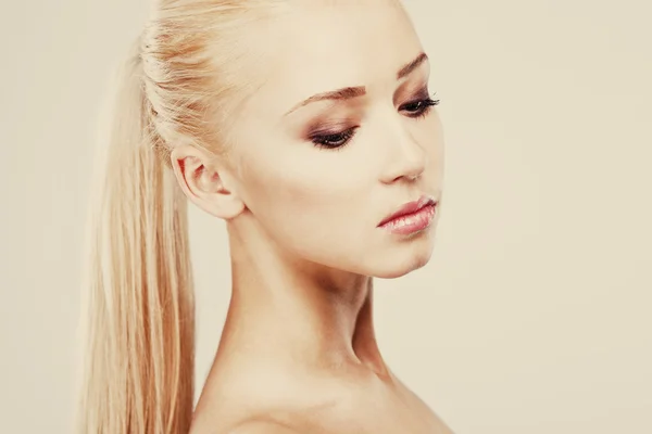 Close-up πορτρέτο του αισθησιασμού όμορφη ξανθιά γυναίκα μοντέλο πρόσωπο με make-up μόδα — Φωτογραφία Αρχείου