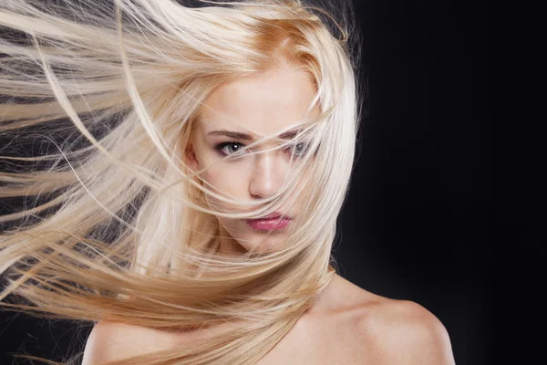 moda portre sarışın uçan saçlı