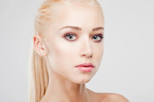 Gros plan portrait de sensualité belle femme blonde mannequin visage avec maquillage de mode — Photo