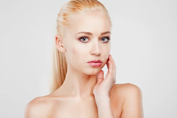 Nær-up portrett av sensualitet vakre blonde kvinnemodellansikt med motesminke – stockfoto