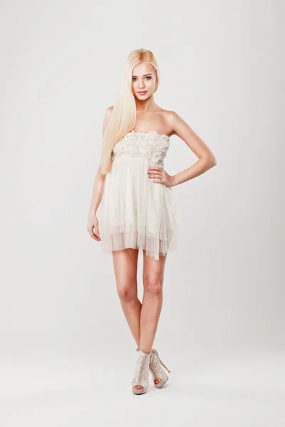 Sexy frumos tânără blondă femeie în rochie albă — Fotografie, imagine de stoc