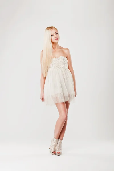 Sexy belle jeune femme blonde en robe blanche — Photo