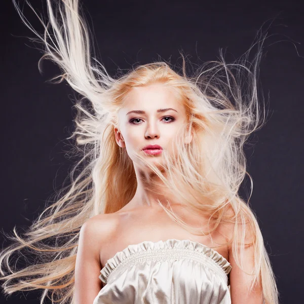 Foto de mulher bonita com cabelo magnífico — Fotografia de Stock