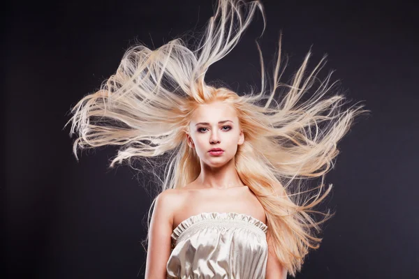 Foto de mulher bonita com cabelo magnífico — Fotografia de Stock