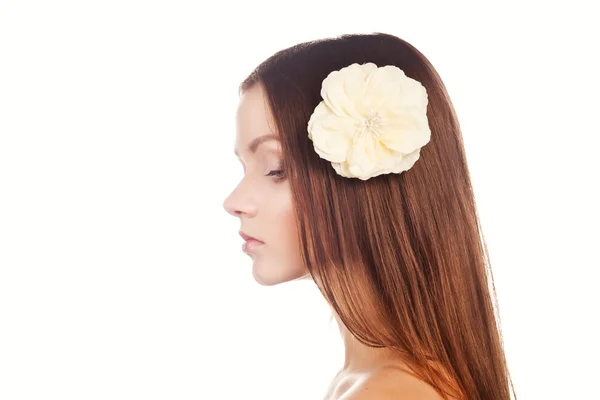 Soins de la peau de jeune belle femme visage avec des fleurs fraîches sur fond blanc — Photo