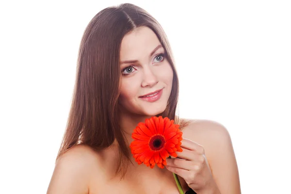 Retrato de una joven hermosa mujer con gerberas rojas — Foto de Stock